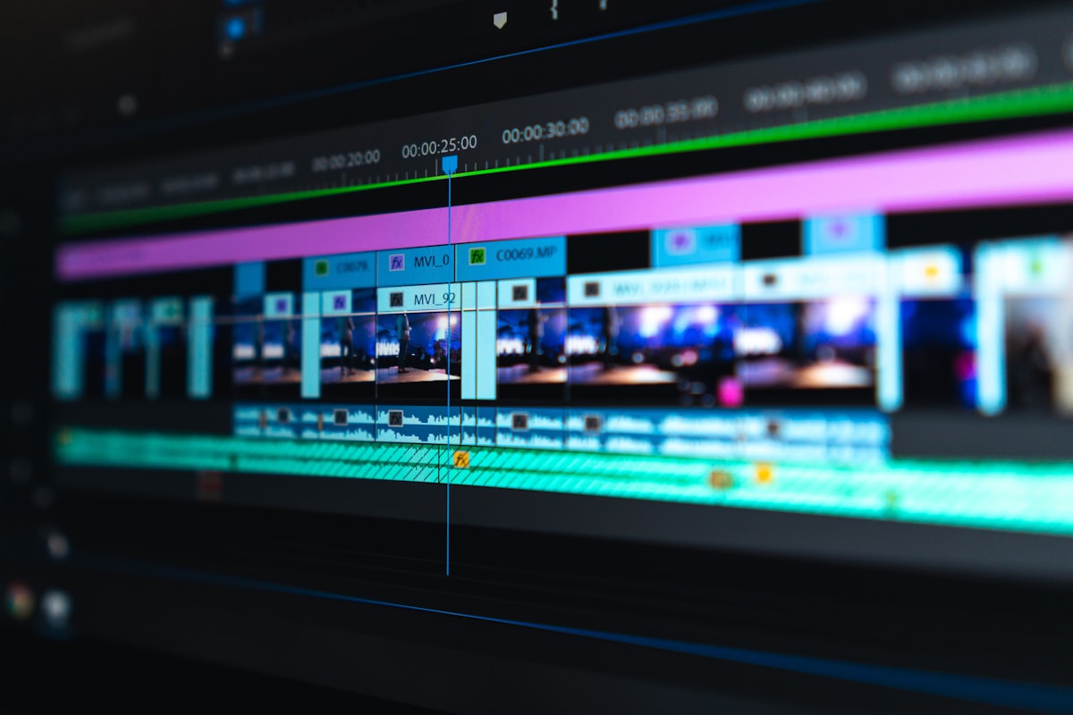 Professionelles Videostudio mit Beleuchtung und Kamera
